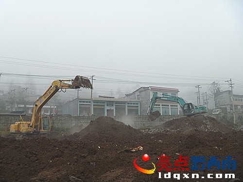挖掘機(jī)在抓緊施工.jpg