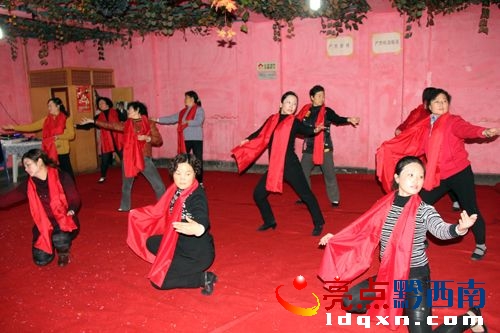nEO_IMG_圖為“春之聲紅歌隊”正在排練舞蹈《繡紅旗》（陳亞林攝影）.jpg