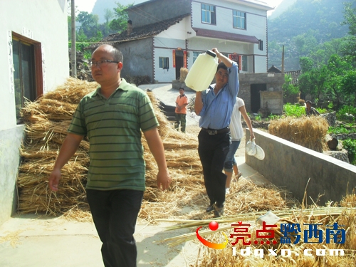 唐名江書記帶領黨員干部為鰥寡孤獨送水.JPG