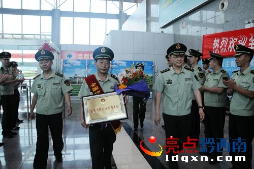 消防官兵從興義機(jī)場迎接英雄大隊代表的歸來.jpg