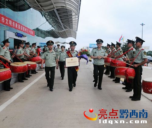 消防官兵鑼鼓隊迎接代表歸來.jpg