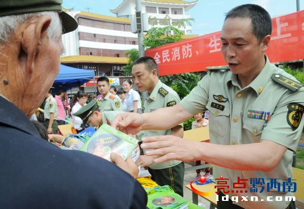 消防官兵向群眾發(fā)放消防宣傳光盤.jpg