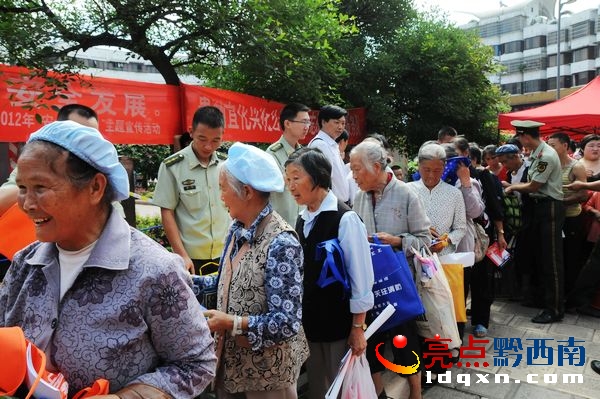 排成長隊領取消防宣傳品的群眾.jpg