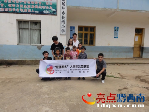 大學(xué)生與小學(xué)生合影.JPG