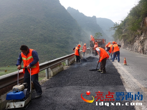 圖為公路職正如火如荼修補公路.JPG