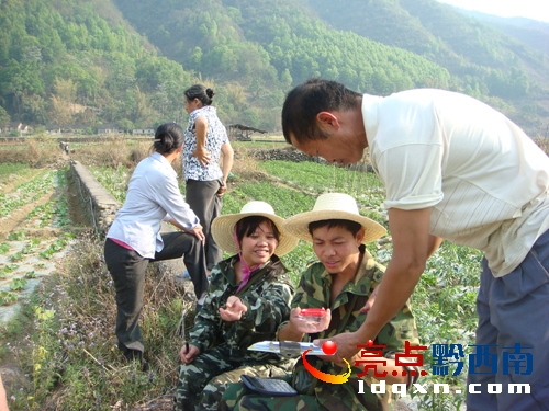 群眾在征地登記冊上摁手印確認(rèn)2.JPG