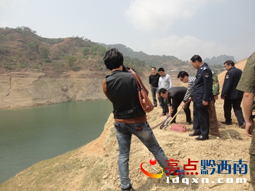 圖為清理非法捕撈網(wǎng)具現(xiàn)場.JPG