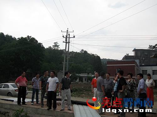 實(shí)地查看鄉(xiāng)中心幼兒園建設(shè)情況.jpg