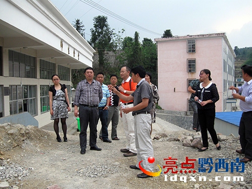實(shí)地查看鄉(xiāng)教師公租房建設(shè)情況.jpg