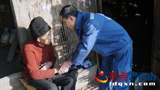 晴隆局雞場所進(jìn)村入戶慰問特困老人送溫暖.JPG