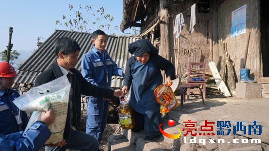 晴隆局雞場所進(jìn)村入戶慰問特困老人送溫暖 (3).JPG