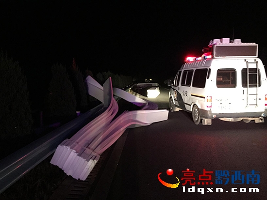 圖為高速公路超車道上堆滿了泡沫_4。.jpg