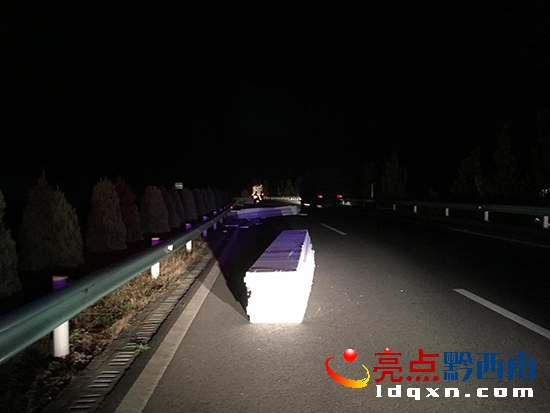 圖為高速公路超車道上堆滿了泡沫——3.jpg