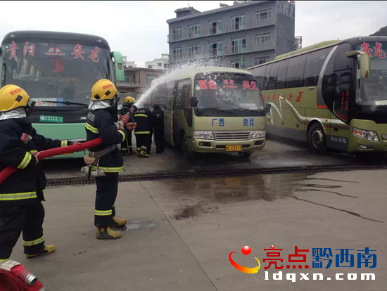 消防隊員趕到現(xiàn)場解救車內受困旅客并滅火(1).png