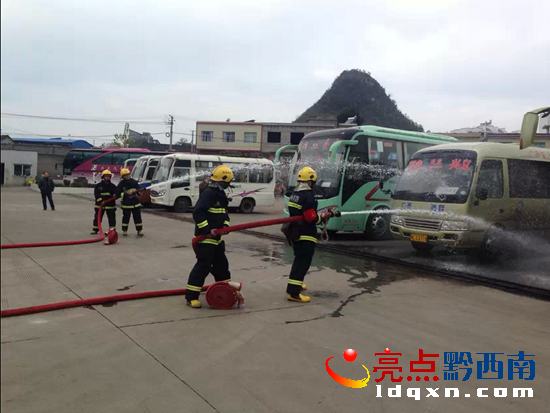 消防隊員趕到現(xiàn)場解救車內受困旅客并滅火(2).png