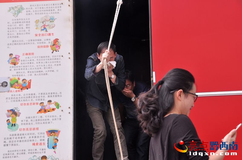 全體人員利用消防宣傳車(chē)模擬火場(chǎng)逃生體驗(yàn).jpg