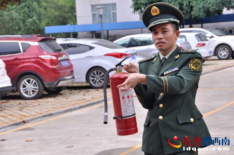 消防警官講解滅火器知識(shí).jpg