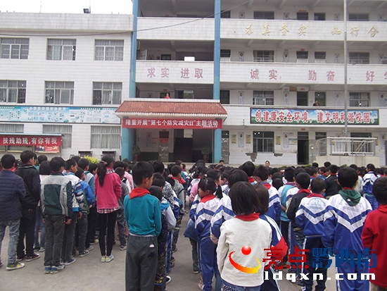 圖為孟順強(qiáng)副校長(zhǎng)正在作逃生演練總結(jié).jpg