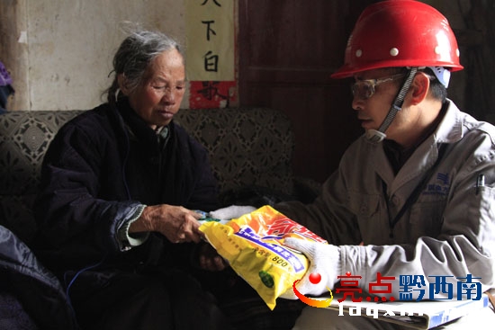 關(guān)心患病老人.JPG