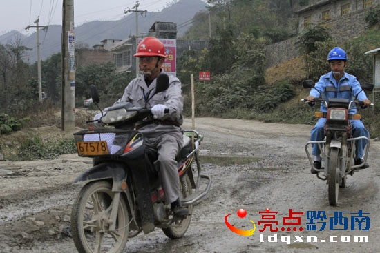 父子倆的“四驅(qū)摩托車”.JPG