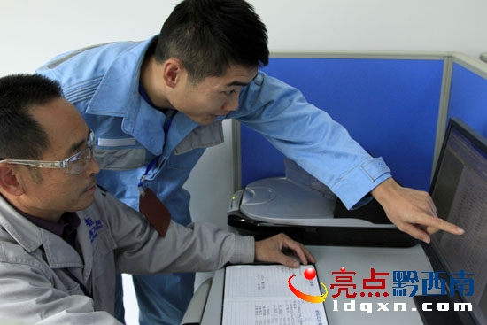 小梁教老梁學電腦.JPG