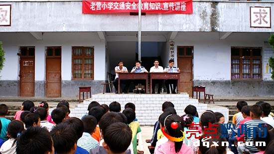 晴隆縣交警大隊開展交通安全教育進校園活動(盧關文 攝 13885957702) (2).jpg