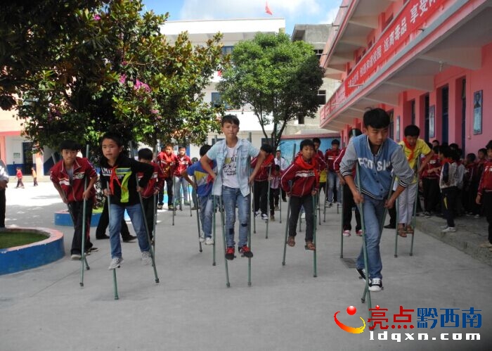圖為學生踩高蹺.JPG
