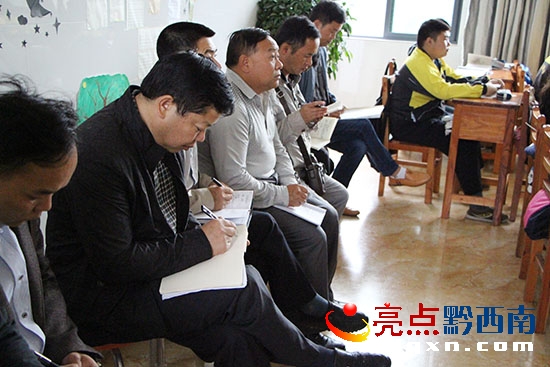 安龍縣教育局羅爾華局長認(rèn)真聽課.jpg