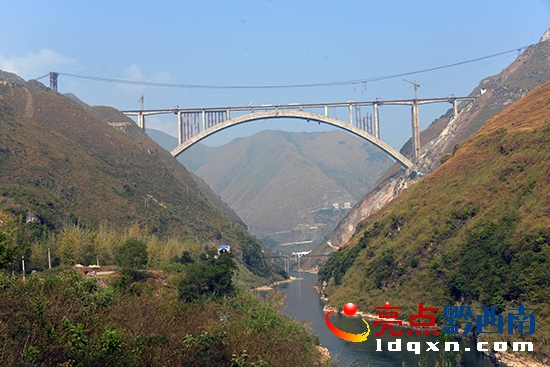 合龍后的滬昆高鐵北盤江特大橋遠景（陳亞林攝影）.JPG