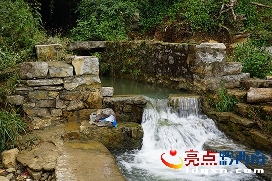 納汪村清澈的流水奔騰不息.jpg