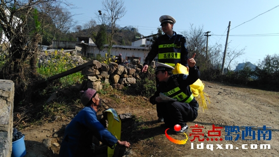 圖為八中隊(duì)民警正在叮囑村民勿上高速公路行走.jpg