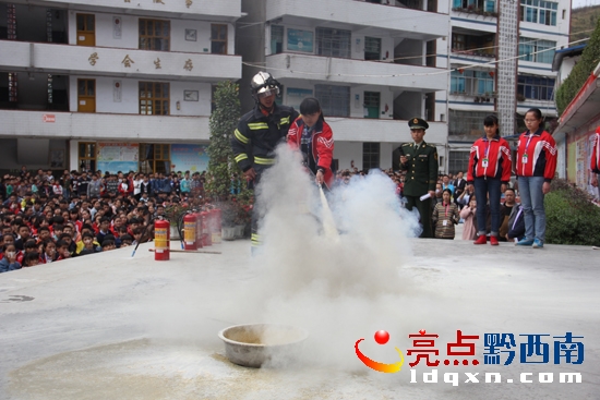 圖為學生現(xiàn)場使用滅火器滅火.JPG