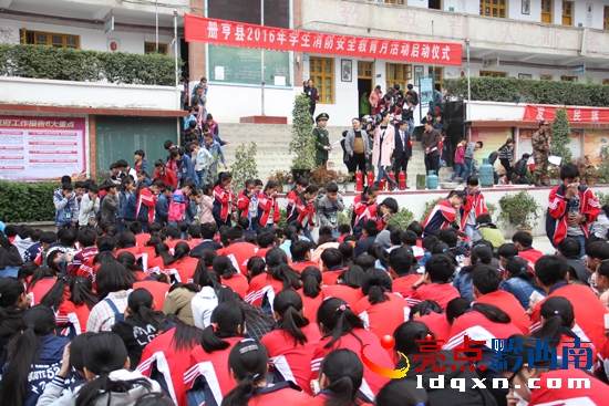 圖為火災應急疏散演練現(xiàn)場.JPG