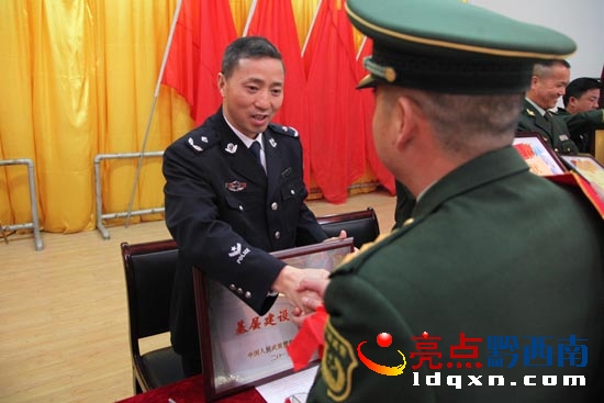 02李淞局長(zhǎng)為獲獎(jiǎng)單位頒獎(jiǎng).JPG