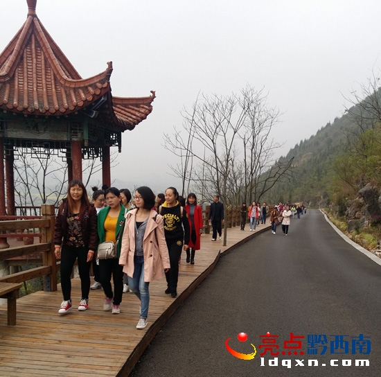 教師們正在徒步萬(wàn)峰林的觀峰道.jpg
