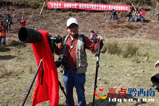 黔西南攝影家協(xié)會輪流主席張德厚在開機(jī)現(xiàn)場.jpg