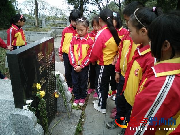 圖為孩子們瞻仰烈士墓.JPG