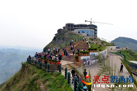 建設中的“24道拐”觀景臺一角(陳亞林攝影).jpg