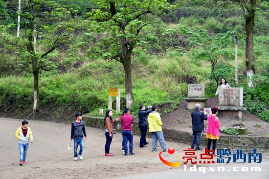 自駕游客在24道拐留影(陳亞林?jǐn)z影).JPG
