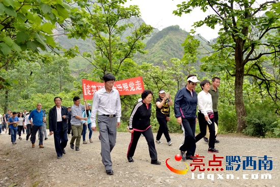 羅寧(前中)一行參加“重走抗戰(zhàn)路”徒步活動(dòng)(陳亞林?jǐn)z影).JPG
