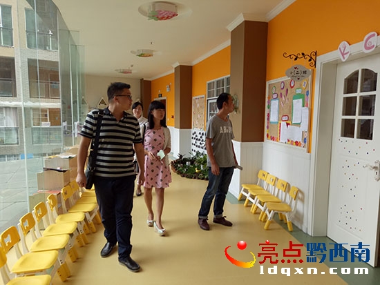 檢查組人員查看校園安全.jpg