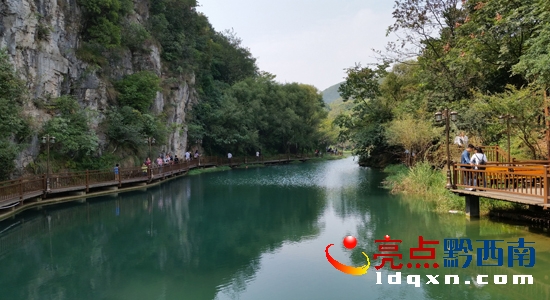 1沿河棧道游客青睞.jpg