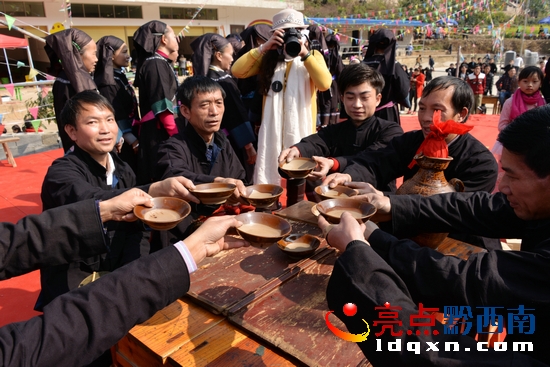 演示布依迎親酒(陳亞林攝影).JPG