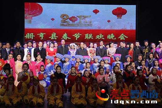 圖為領(lǐng)導與演員集體合影.JPG