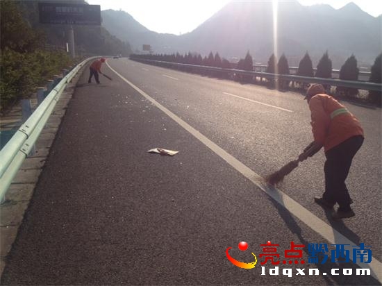 高速公路養(yǎng)護(hù)工人開展養(yǎng)護(hù)作業(yè).JPG