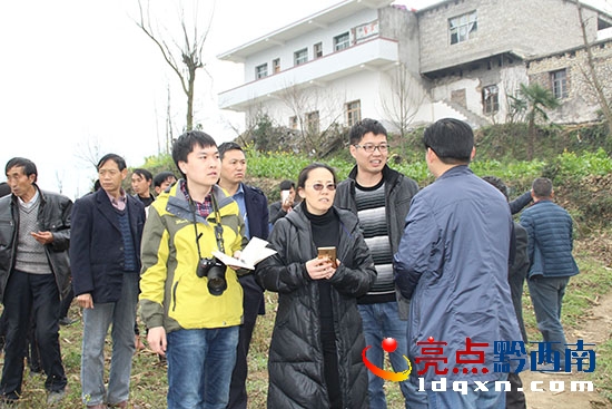 1.組委會(huì)聽取長流移民情況介紹.JPG