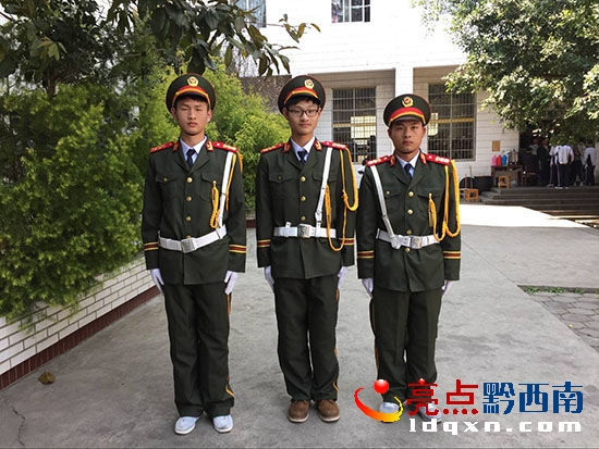 成人禮活動(dòng)中的旗手.jpg