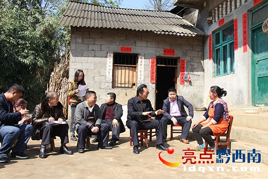 州人大副主任張成剛深入安龍縣普坪鎮(zhèn)貧困戶調(diào)研.jpg