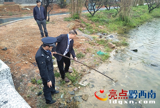 執(zhí)法人員正在查看捕魚(yú)放生.jpg