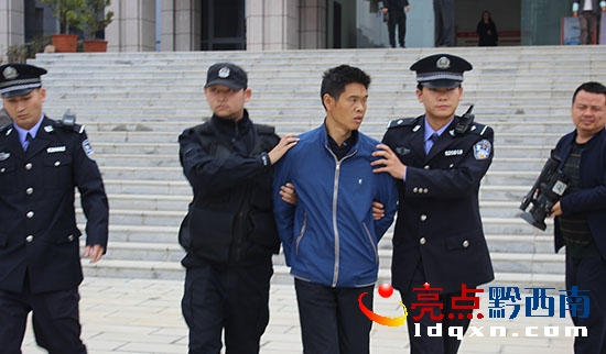一名“官賴”被強(qiáng)制帶離單位.jpg